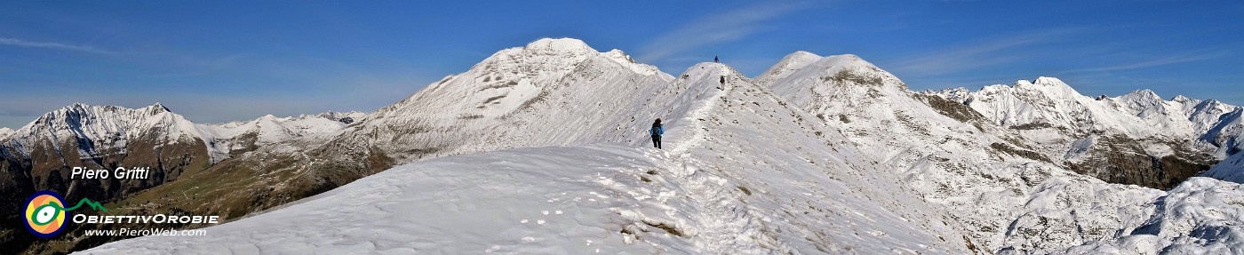 40 Panoramica in cresta innevata per Cima Grem.jpg